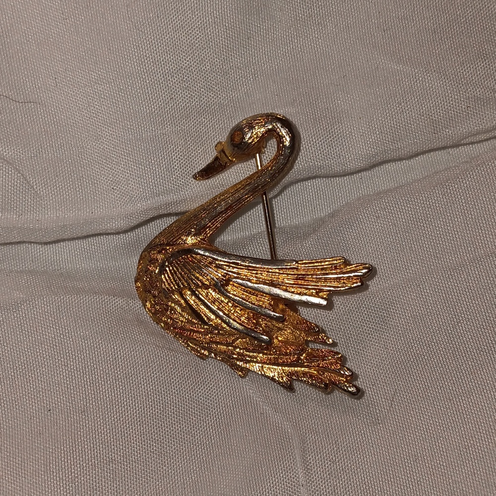Vintage swan brooch